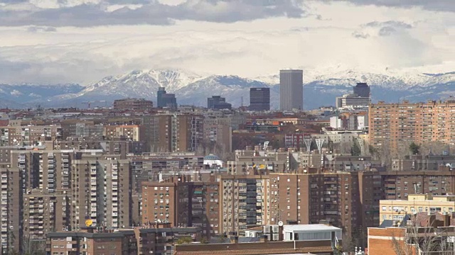 马德里阴天，背景雪山视频下载