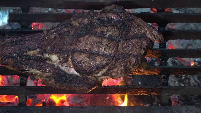 在露天篝火上烧烤牛肉视频素材