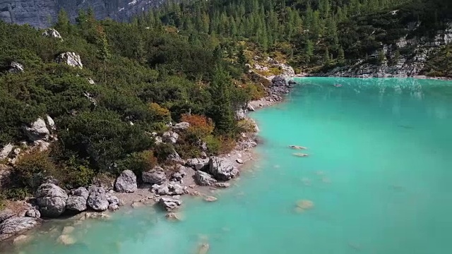 意大利Dolomites的Sorapis湖鸟瞰图视频素材