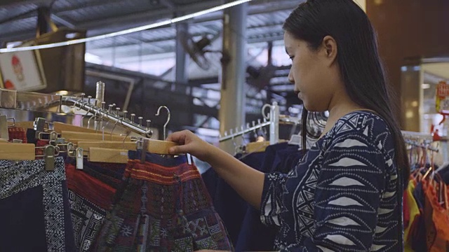 在零售店购物的女人视频素材