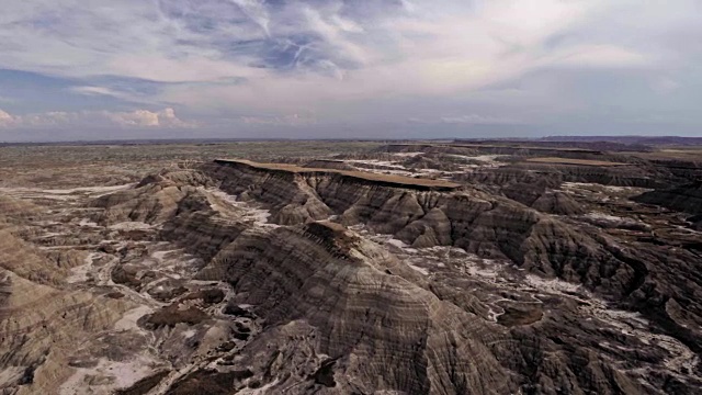 无人机鸟瞰图俯瞰Badlands的形成和峡谷宁静的景观视频素材