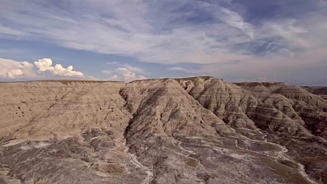 无人机鸟瞰图雄伟的Badlands峡谷上升到史前的岩石形成的顶峰视频素材