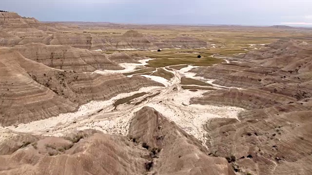 无人机史诗鸟瞰图史前荒地形成的峡谷和田野视频素材