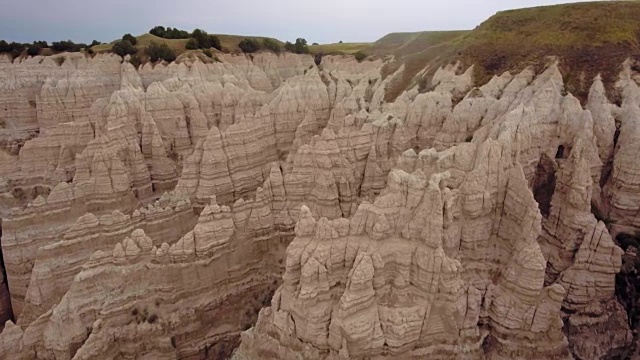 无人机史诗的景观，Badlands的形成通过雄伟的山峰向绿色的高原视频素材