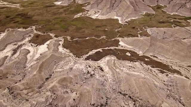 无人机史诗鸟瞰图俯瞰Badlands山谷之间的史前岩石在白天视频素材