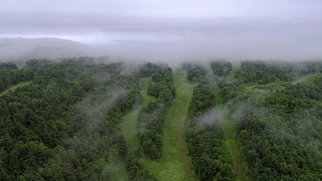 美国宾夕法尼亚州卡本县，阿巴拉契亚，波科诺斯山上空的低云。视频素材