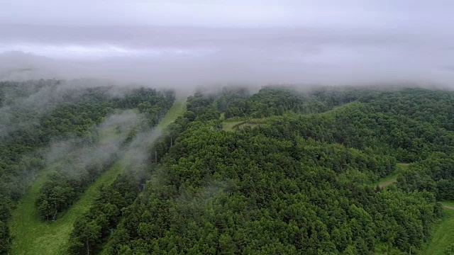 美国宾夕法尼亚州卡本县，阿巴拉契亚，波科诺斯山上空的低云。视频素材