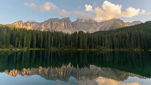 意大利Carezza Dolomites湖，著名的旅游景点，4K延时视频素材