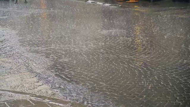 雨点落在城市的道路上。视频素材