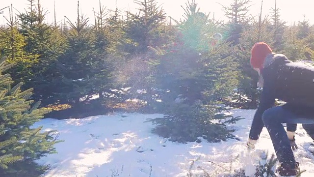 夫妻俩扔雪球视频素材