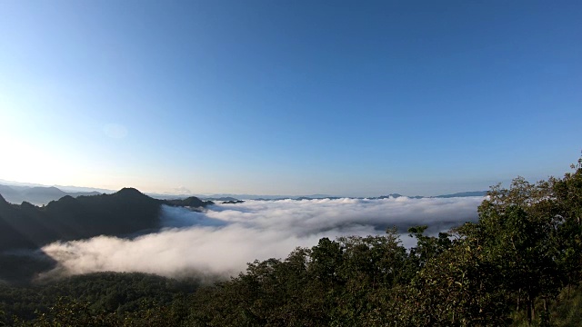 太阳越过山，薄雾在日出，薄雾在日出视频素材