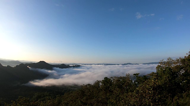 太阳越过山，薄雾在日出，薄雾在日出视频素材