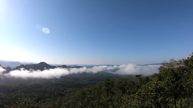 太阳越过山，薄雾在日出，薄雾在日出视频素材