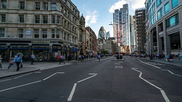 慢镜头:英国伦敦市中心利物浦大街上的通勤人群视频素材