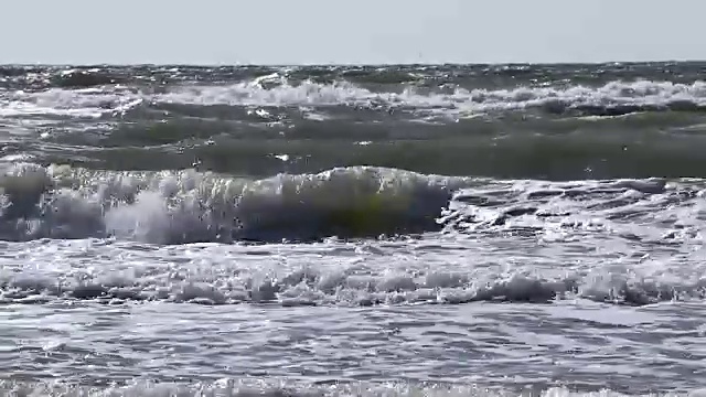 柔软的蓝色海浪在沙滩上。背景。视频素材