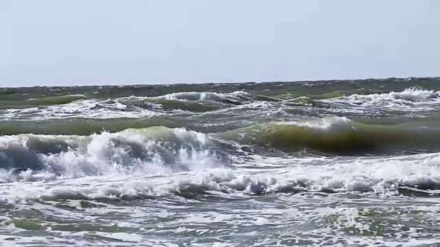 柔软的蓝色海浪在沙滩上。背景。慢动作视频素材