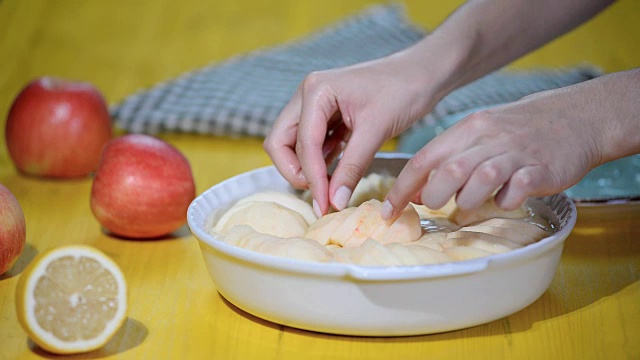 女人正在做苹果蛋糕。特写镜头。视频素材