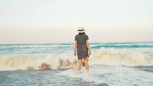 海滩上的快乐女人。视频素材