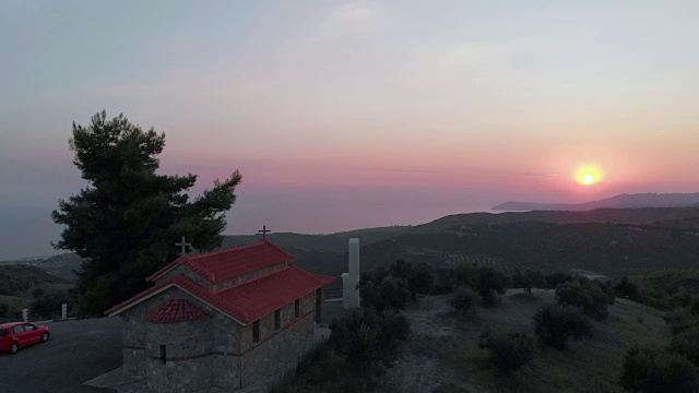 鸟瞰图希腊村庄的海边和山区视频素材