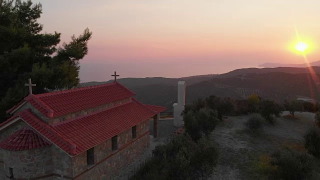 鸟瞰图希腊村庄的海边和山区视频素材