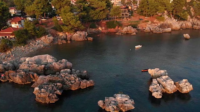 鸟瞰图希腊村庄的海边和山区视频素材