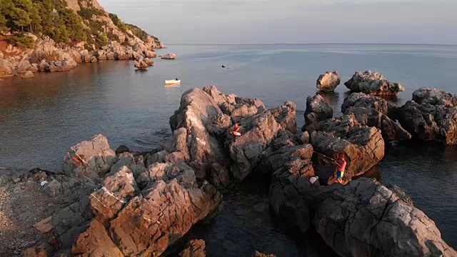 鸟瞰图希腊村庄的海边和山区视频素材