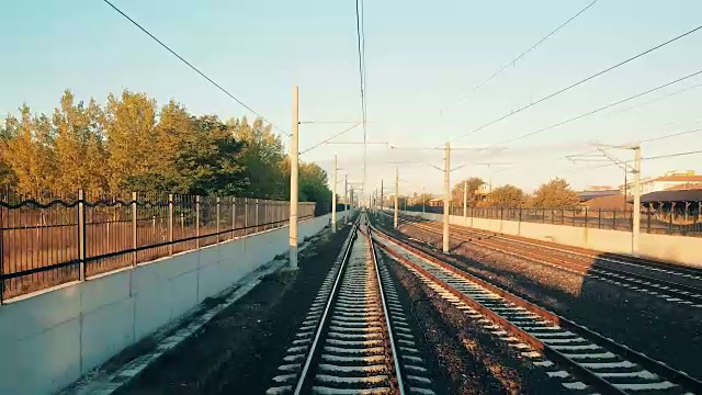 清晨，旅客列车抵达埃斯基谢希尔车站视频素材