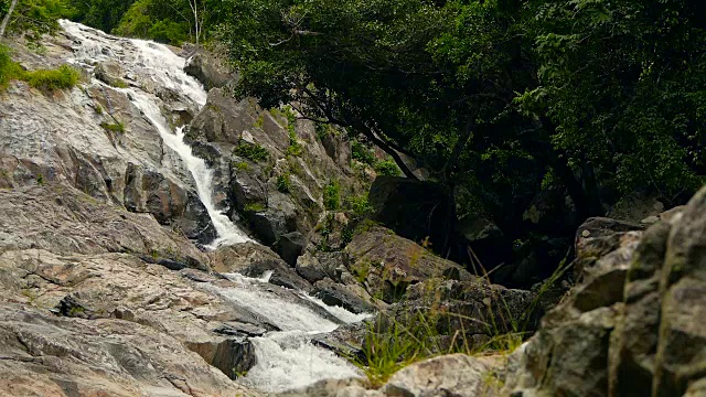 神奇的热带雨林和河流与岩石的风景。野生植被，深热带森林。丛林里的树木和湍急的岩石溪流。蒸汽和石头瀑布流过异国的树林。视频素材