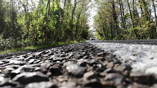 在夕阳下行驶在乡村道路上的汽车视频下载