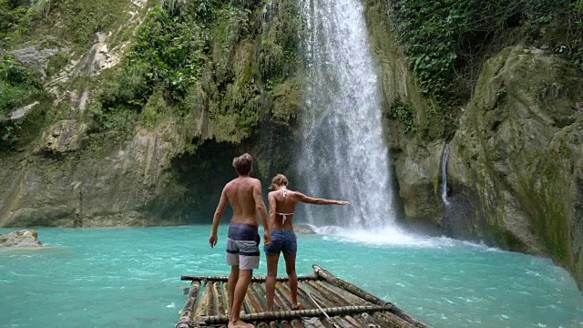 年轻夫妇在菲律宾美丽的热带瀑布深情享受假期和自由。人们旅行的爱情概念视频素材