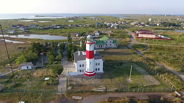 尖角上的灯塔。鸟瞰图。半圆的半圆的视频下载