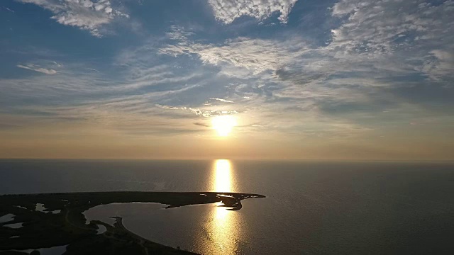 海上美丽的日落。太阳能的道路。鸟瞰图。视频下载