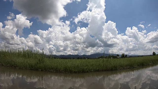 美丽的云景与大，建筑云和日出突破云团。视频素材