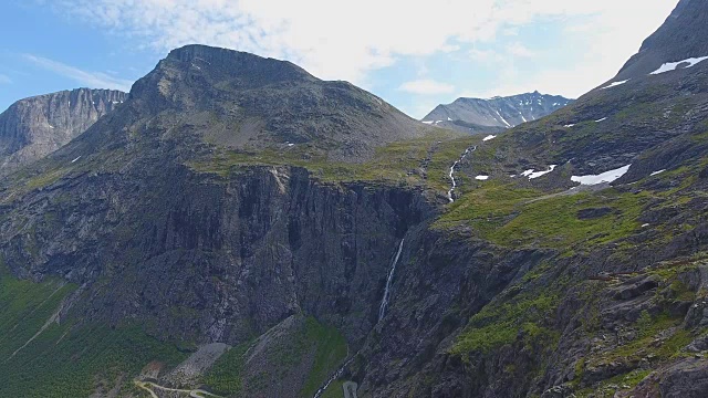 瀑布鸟瞰图在Trollstigen路，挪威视频素材