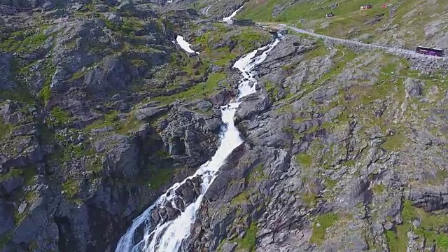 鸟瞰图的斯蒂格福森瀑布在Trollstigen路，挪威视频素材