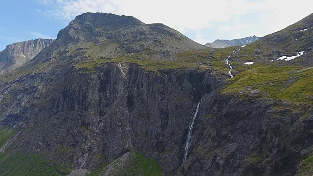 瀑布鸟瞰图在Trollstigen路，挪威视频素材