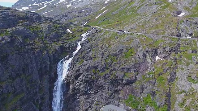 鸟瞰图的斯蒂格福森瀑布在Trollstigen路，挪威视频素材