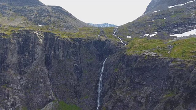 瀑布鸟瞰图在Trollstigen路，挪威视频素材