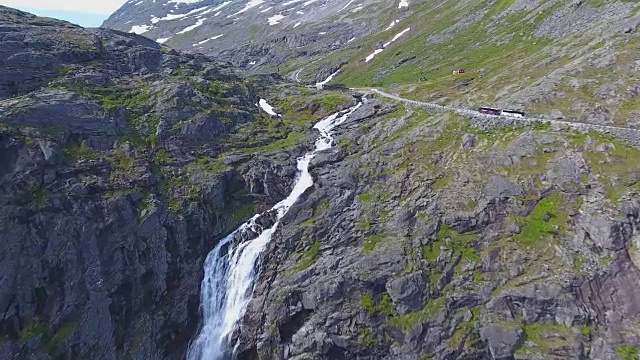 鸟瞰图的斯蒂格福森瀑布在Trollstigen路，挪威视频素材