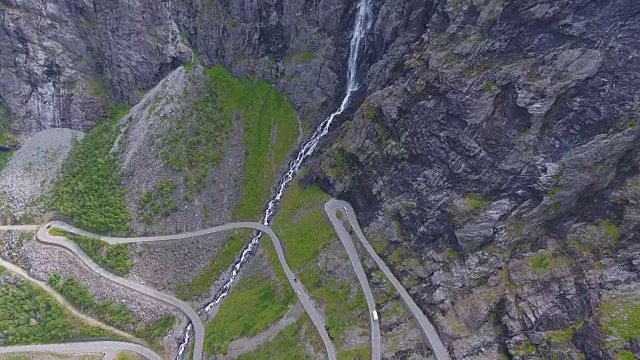 鸟瞰图的挪威Trollstigen路和瀑布，挪威视频素材