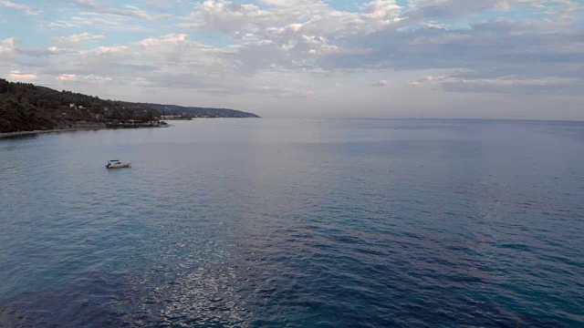 鸟瞰图的海岸和爱琴海在希腊视频素材