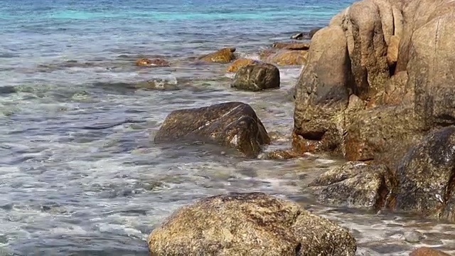 泰国的海岸岩石和海浪晶莹剔透的水视频素材