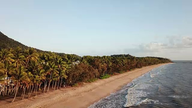 澳大利亚昆士兰卡林棕榈湾的鸟瞰图视频素材