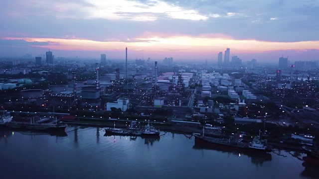 4K视频:炼油厂鸟瞰图与日出视频下载