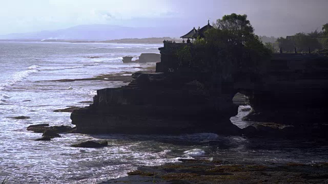 Tanah Lot寺庙在印度尼西亚巴厘岛，其中一个最著名的hind寺庙在巴厘岛视频素材