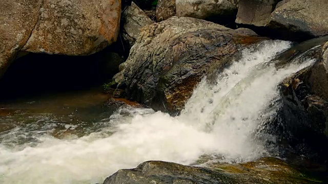 神奇的热带雨林和河流与岩石的风景。野生植被，深热带森林。丛林里的树木和湍急的岩石溪流。蒸汽和石头瀑布流过异国的树林。视频素材