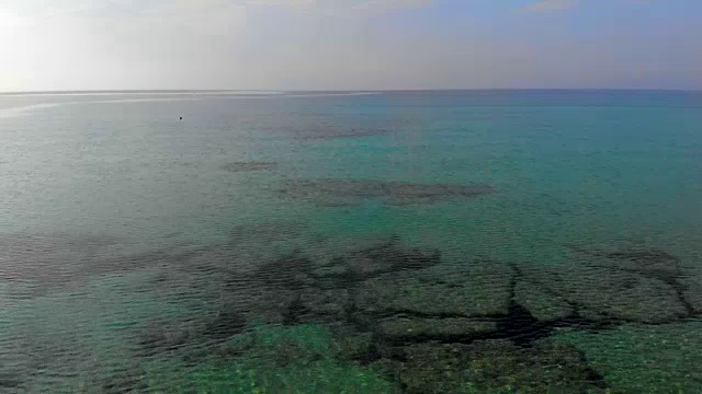 鸟瞰图的海岸和爱琴海在希腊视频素材