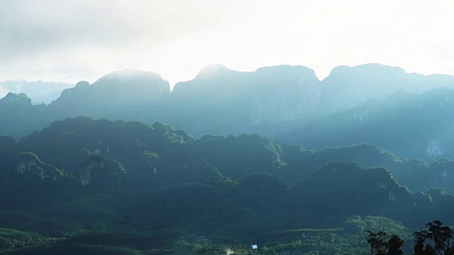 日出与雾山。视频素材