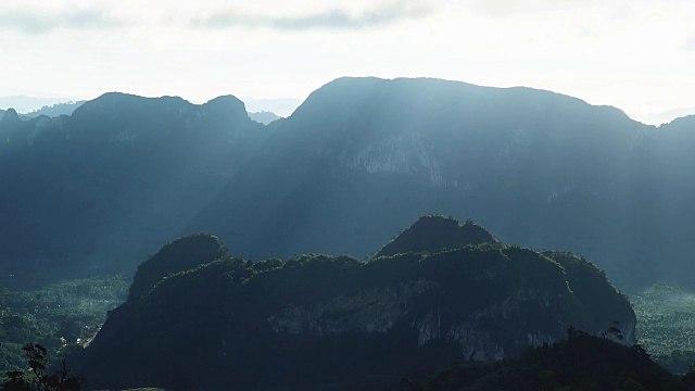 日出与雾山。视频素材