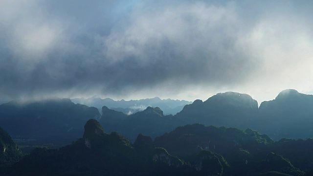 日出与雾山。视频素材